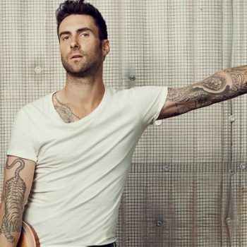 Adam Levine divulga versão acústica de "Lost Stars"