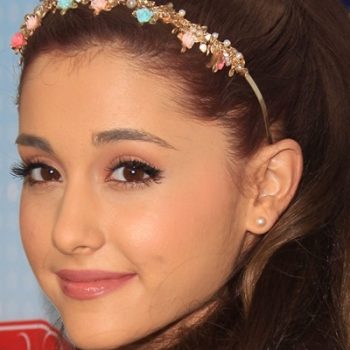 Ariana Grande adia parceria com Chris Brown e anuncia novidades