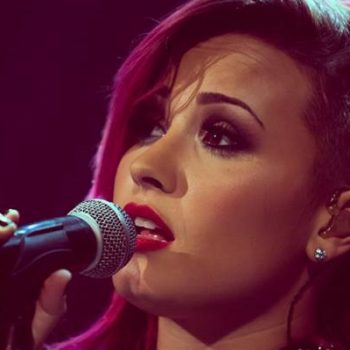 Demi Lovato divulga o lyric de parceria com Cher Lloyd