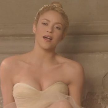Shakira divulga o videoclipe de "Empire"