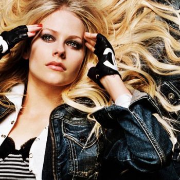 Sucesso de Kelly Clarkson cai na web na voz de Avril Lavigne