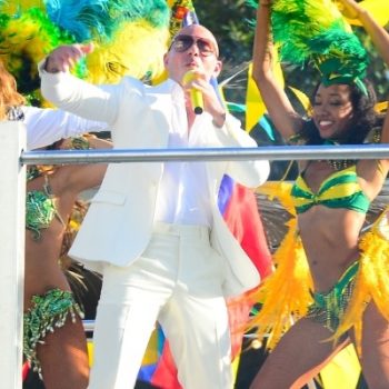 Pitbull divulga o clipe de "We Are One (Ole Ola)" com J.Lo e Claudia Leitte