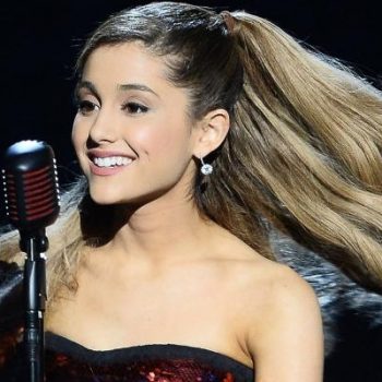 Single natalino de Ariana Grande ganha lyric video