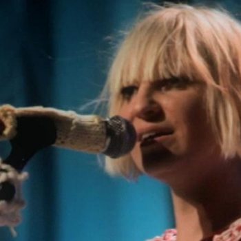 Sia libera versão acústica de "Chandelier"