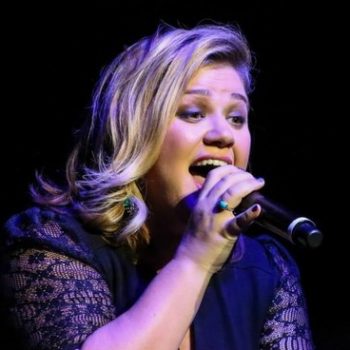 Kelly Clarkson faz cover de "Shake It Off", de Taylor Swift