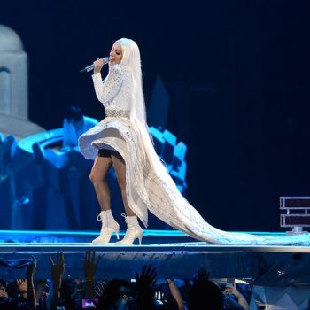 Lady Gaga divulga vídeo com bastidores de sua turnê