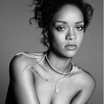 Rihanna estampa a capa da revista Elle americana