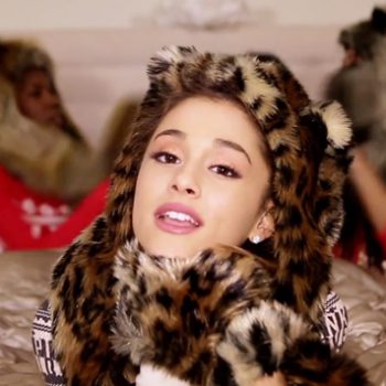 Ariana Grande libera clipe de música natalina