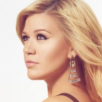 Kelly Clarkson estreia no topo da Billboard com "Piece By Piece"