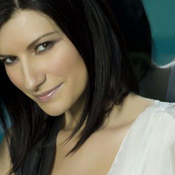 Laura Pausini recebe homenagem em premiação latina