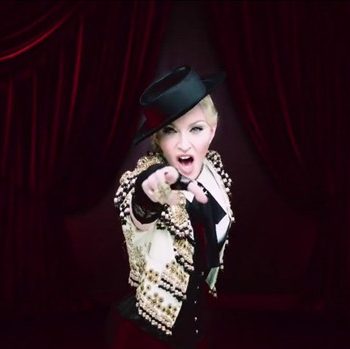 Madonna libera o videoclipe de "Living For Love"