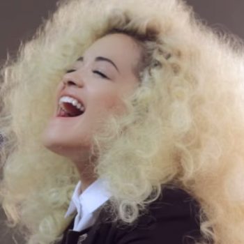 Rita Ora divulga performance acústica de "Poison"