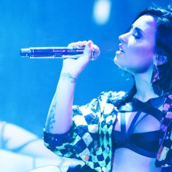 Demi Lovato canta, pela primeira vez, "Yes", em festival americano