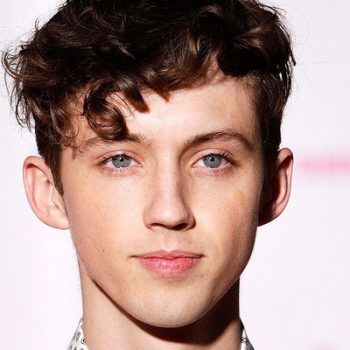 Troye Sivan faz cover de sucesso de Amy Winehouse