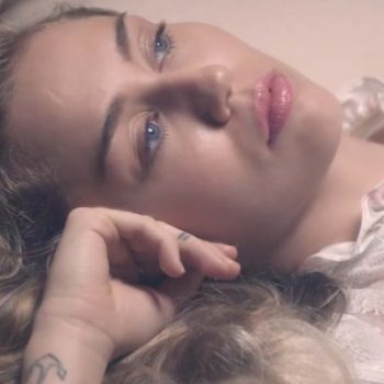 Miley Cyrus lança novo single "Younger Now"! Assista ao clipe