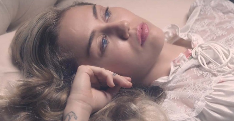 Miley Cyrus lança novo single "Younger Now"! Assista ao clipe