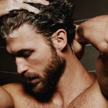 Homens de 30: Lavar o cabelo diariamente é bom ou ruim?