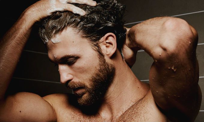 Homens de 30: Lavar o cabelo diariamente é bom ou ruim?