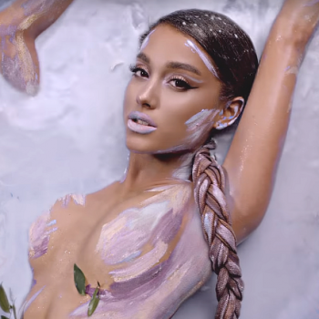 Assista aos bastidores do novo clipe de Ariana Grande