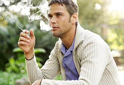 O cigarro pode ser o vilão do seu envelhecimento precoce
